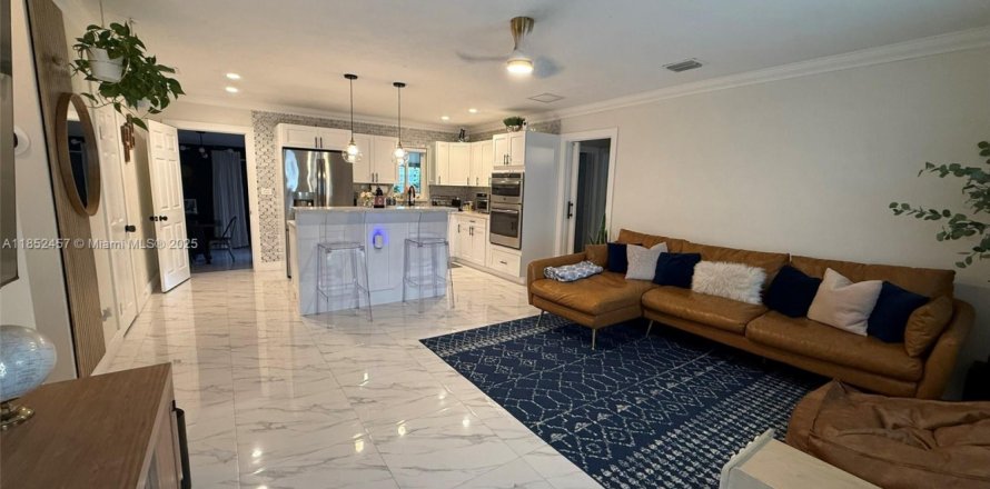 House in Cutler Bay, Florida 5 bedrooms, 181.72 sq.m. № 1859073
