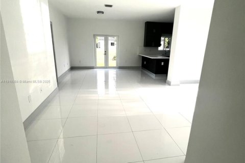 Casa en venta en Homestead, Florida, 5 dormitorios, 180.04 m2 № 1974869 - foto 5