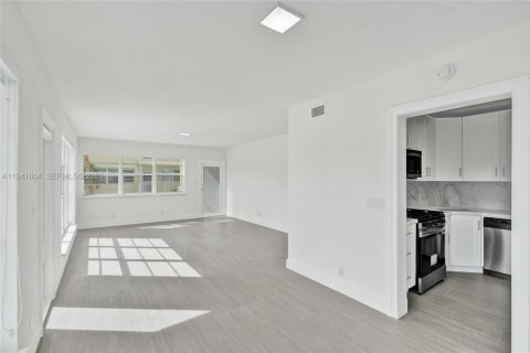 Copropriété à louer à Miami Beach, Floride: 2 chambres, 100.24 m2 № 1999736 - photo 6
