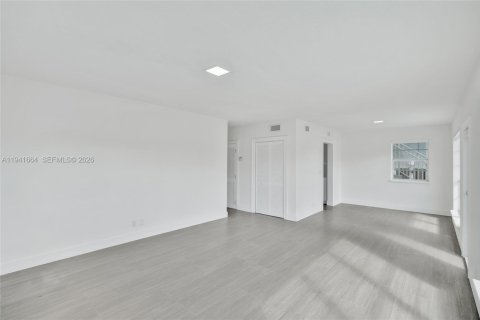 Copropriété à louer à Miami Beach, Floride: 2 chambres, 100.24 m2 № 1999736 - photo 2