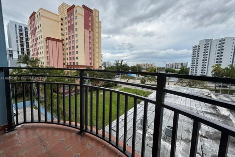 Condo in Miami, Florida, 2 bedrooms  № 1896395 - photo 1