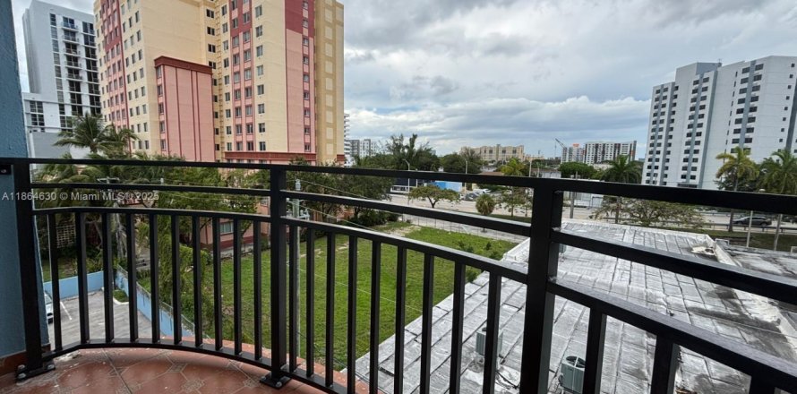 Condo in Miami, Florida, 2 bedrooms № 1896395