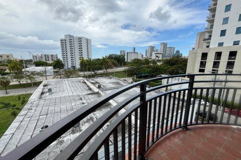 Condo in Miami, Florida, 2 bedrooms  № 1896395 - photo 2