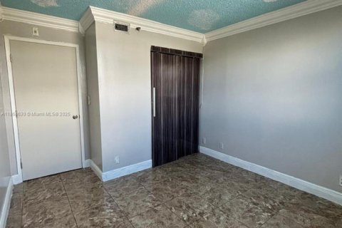 Condo in Miami, Florida, 2 bedrooms  № 1896395 - photo 12