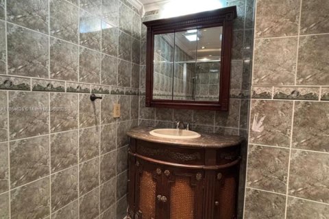 Condo in Miami, Florida, 2 bedrooms  № 1896395 - photo 14