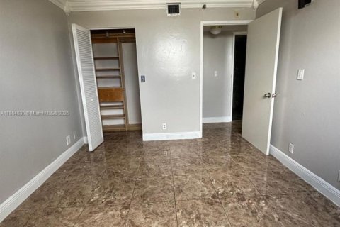 Condo in Miami, Florida, 2 bedrooms  № 1896395 - photo 17