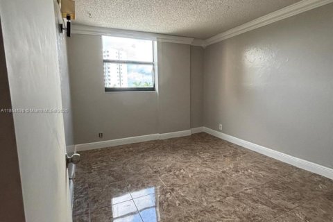 Condo in Miami, Florida, 2 bedrooms  № 1896395 - photo 16