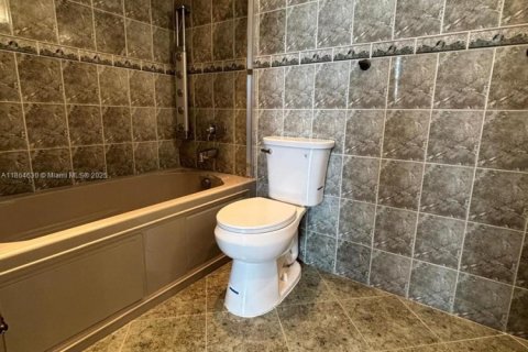 Condo in Miami, Florida, 2 bedrooms  № 1896395 - photo 15