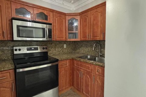 Condo in Miami, Florida, 2 bedrooms  № 1896395 - photo 9