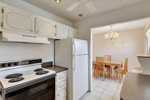 Condo in West Palm Beach, Florida, 2 bedrooms № 2181074 - photo 8