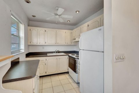 Condo in West Palm Beach, Florida, 2 bedrooms № 2181074 - photo 6