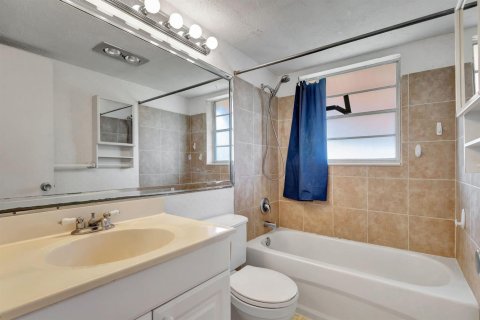 Condo in West Palm Beach, Florida, 2 bedrooms № 2181074 - photo 11