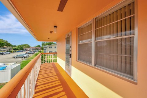 Condo in West Palm Beach, Florida, 2 bedrooms № 2181074 - photo 2