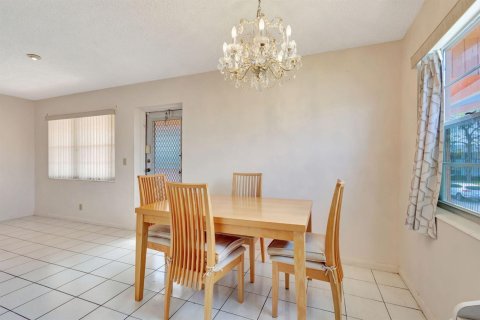 Condo in West Palm Beach, Florida, 2 bedrooms № 2181074 - photo 4