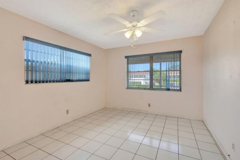 Condo in West Palm Beach, Florida, 2 bedrooms № 2181074 - photo 10