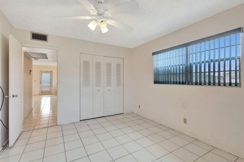 Condo in West Palm Beach, Florida, 2 bedrooms № 2181074 - photo 9