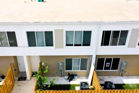 Townhouse in Homestead, Florida 4 bedrooms, 133.22 sq.m. № 1470839 - photo 3