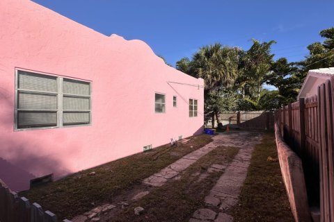 House in West Palm Beach, Florida 2 bedrooms, 111.11 sq.m. № 1009617 - photo 1