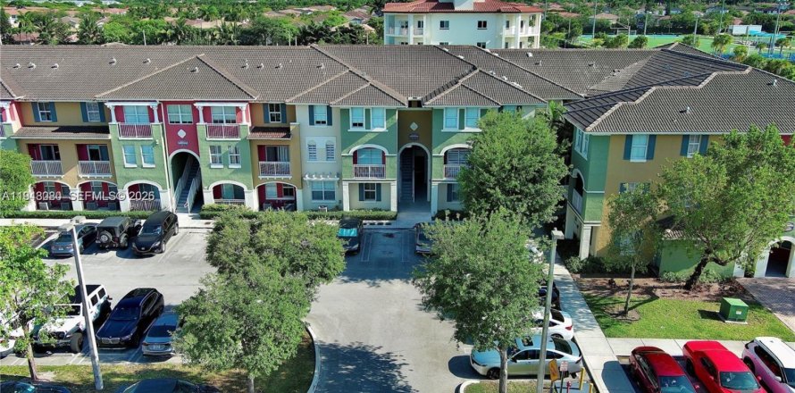 Кондоминиум с 3 спальнями в Дорал, Флорида № 2000477