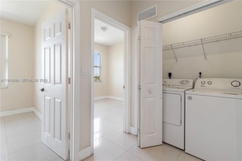 Снять в аренду кондоминиум в Дорал, Флорида 3 спальни, 132.76м2, № 2000477 - фото 7