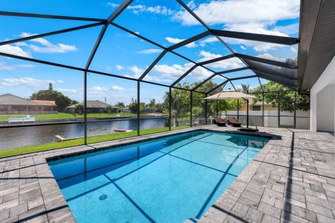 Villa ou maison à vendre à Cape Coral, Floride: 3 chambres, 186.18 m2 № 2389093 - photo 2