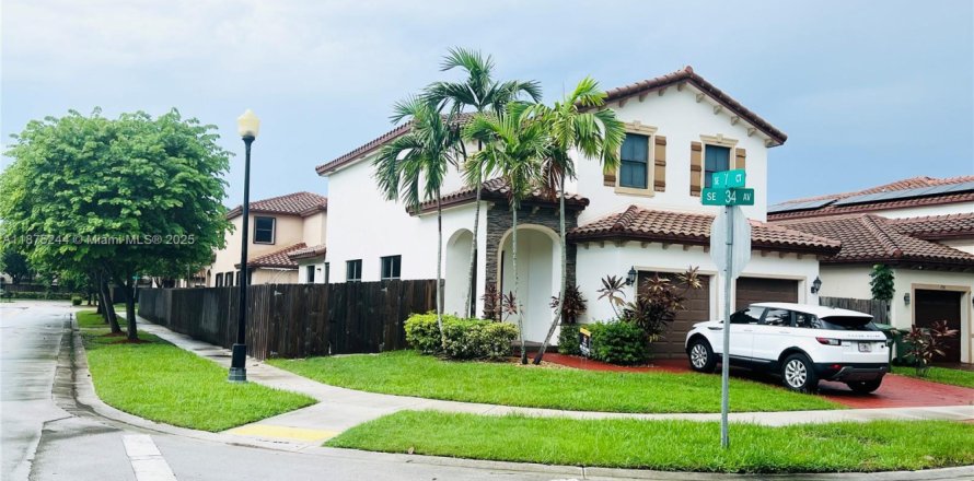 House in Homestead, Florida 5 bedrooms, 271.65 sq.m. № 1921495