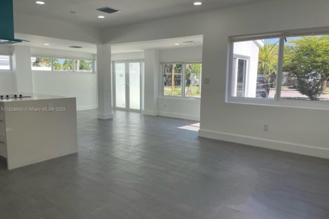 Casa en venta en North Miami Beach, Florida, 3 dormitorios, 81.75 m2 № 1802664 - foto 2