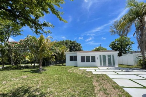Casa en venta en North Miami Beach, Florida, 3 dormitorios, 81.75 m2 № 1802664 - foto 1