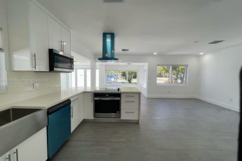 Casa en venta en North Miami Beach, Florida, 3 dormitorios, 81.75 m2 № 1802664 - foto 3