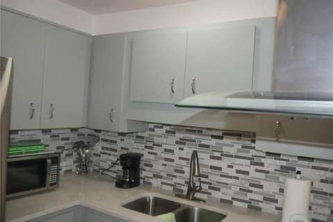 Copropriété à louer à New Port Richey, Floride: 2 chambres, 76.64 m2 № 2147698 - photo 7