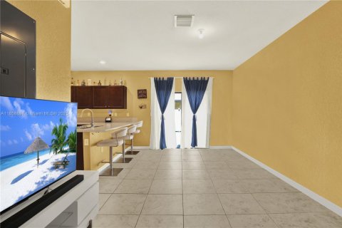 Adosado en venta en Hialeah, Florida, 3 dormitorios, 153.29 m2 № 2021382 - foto 11
