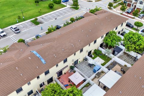 Adosado en venta en Hialeah, Florida, 3 dormitorios, 153.29 m2 № 2021382 - foto 29
