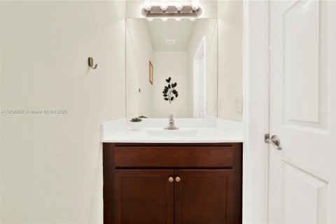 Adosado en venta en Hialeah, Florida, 3 dormitorios, 153.29 m2 № 2021382 - foto 16