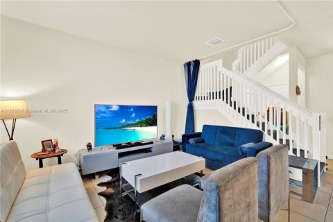 Adosado en venta en Hialeah, Florida, 3 dormitorios, 153.29 m2 № 2021382 - foto 7