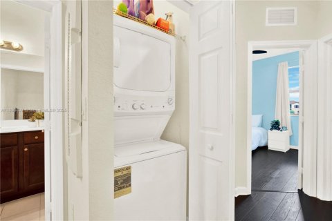 Adosado en venta en Hialeah, Florida, 3 dormitorios, 153.29 m2 № 2021382 - foto 28