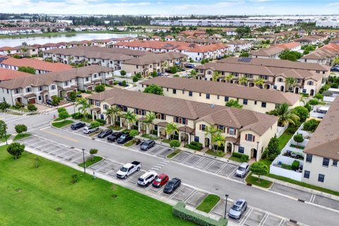 Adosado en venta en Hialeah, Florida, 3 dormitorios, 153.29 m2 № 2021382 - foto 5