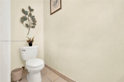Adosado en venta en Hialeah, Florida, 3 dormitorios, 153.29 m2 № 2021382 - foto 17