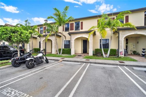 Adosado en venta en Hialeah, Florida, 3 dormitorios, 153.29 m2 № 2021382 - foto 2