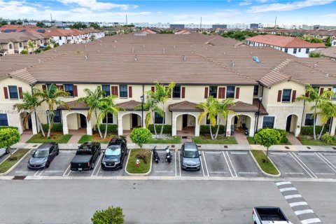 Adosado en venta en Hialeah, Florida, 3 dormitorios, 153.29 m2 № 2021382 - foto 4