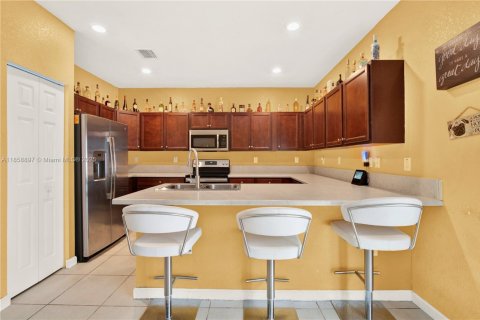 Adosado en venta en Hialeah, Florida, 3 dormitorios, 153.29 m2 № 2021382 - foto 14