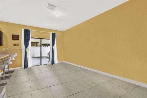 Adosado en venta en Hialeah, Florida, 3 dormitorios, 153.29 m2 № 2021382 - foto 12