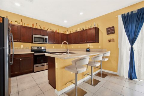 Adosado en venta en Hialeah, Florida, 3 dormitorios, 153.29 m2 № 2021382 - foto 13