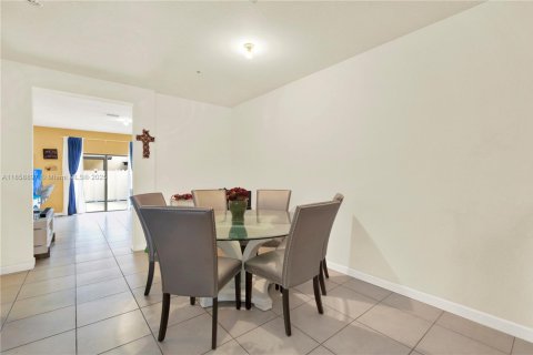 Adosado en venta en Hialeah, Florida, 3 dormitorios, 153.29 m2 № 2021382 - foto 9