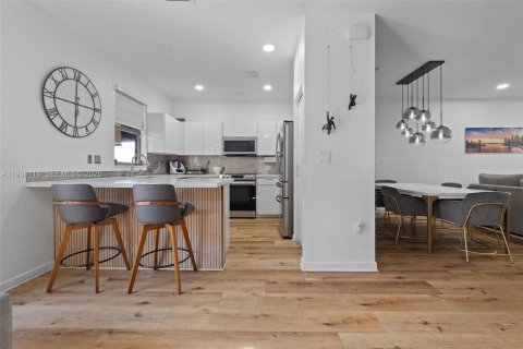 Touwnhouse à vendre à Hialeah, Floride: 3 chambres, 147.9 m2 № 1996378 - photo 9