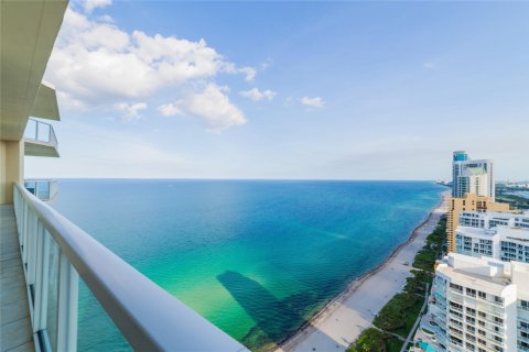 Condominio en alquiler en Sunny Isles Beach, Florida, 3 dormitorios, 150.78 m2 № 1228637 - foto 1