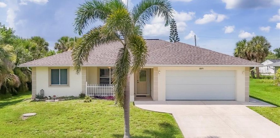 House in Port Charlotte, Florida 3 bedrooms, 121.98 sq.m. № 1847247