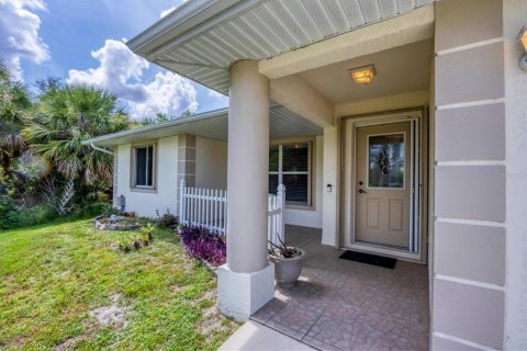 House in Port Charlotte, Florida 3 bedrooms, 121.98 sq.m. № 1847247 - photo 5