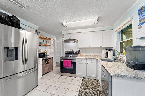 House in Tarpon Springs, Florida 2 bedrooms, 74.32 sq.m. № 1819143 - photo 9