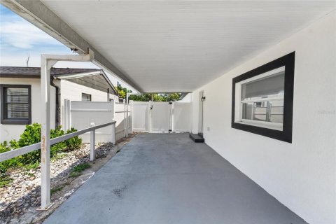 House in Tampa, Florida 3 bedrooms, 182.83 sq.m. № 2200130 - photo 7
