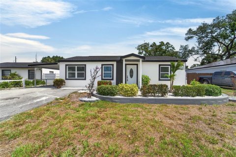 House in Tampa, Florida 3 bedrooms, 182.83 sq.m. № 2200130 - photo 4
